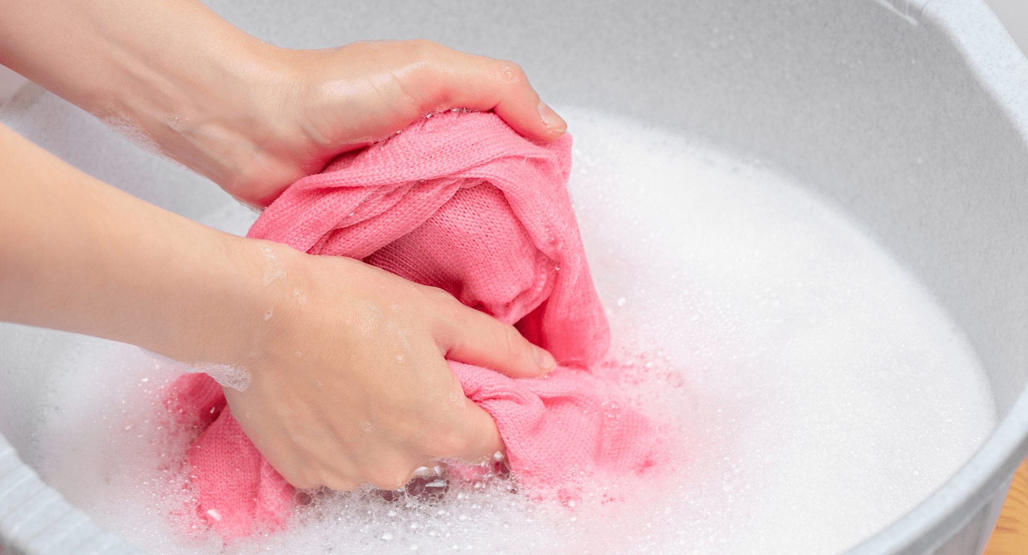 Cómo cuidar tus prendas. ¿Detergentes líquidos o detergentes en polvo?